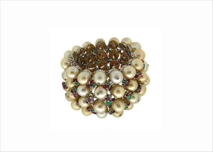 Bracciale di perle su oro bianco 18 carati, diamanti, rubini, smeraldi