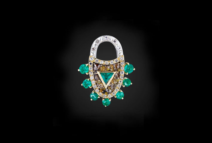 Lucchetto con diamanti fancy e smeraldi