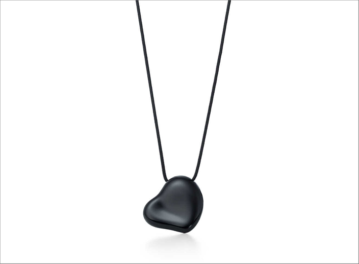 Pendente Full Heart, Elsa Peretti per Tiffany: Pendente nero in rutenio su rame, larghezza 26 mm. Su cordoncino di seta nera. Prezzo: 190 euro