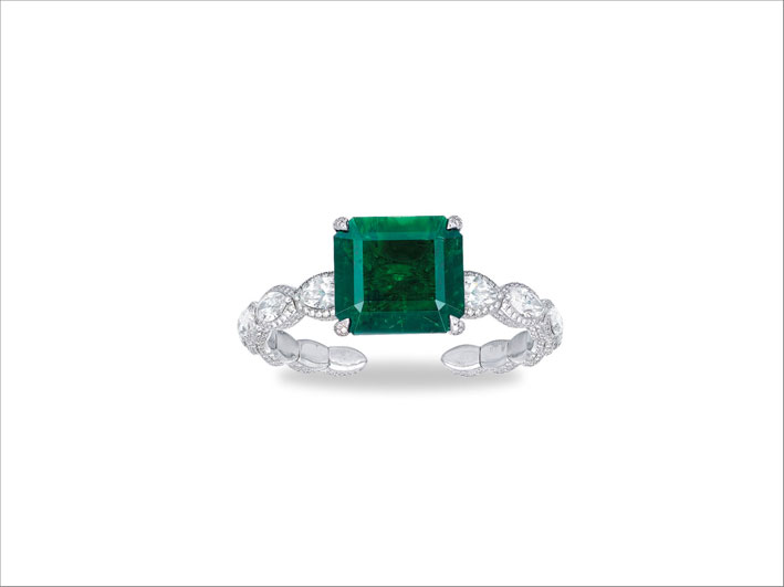 Anello con smeraldo di 38,51 carati e diamanti