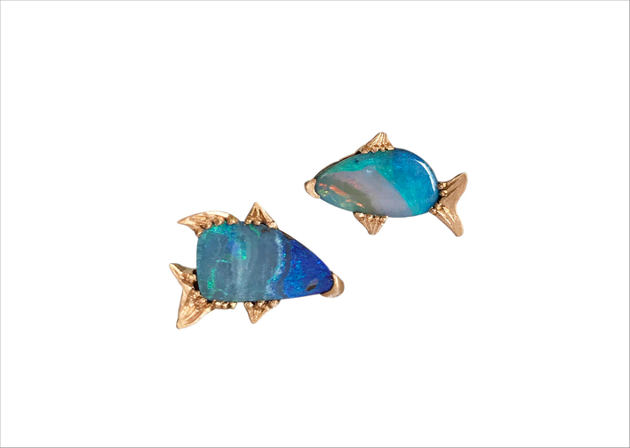 Orecchini a forma di pesci in oro con opale 