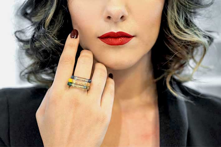 La modella Tamara D'Andria indossa anelli TRIuSo