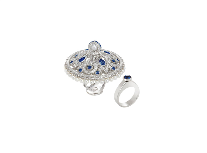 Anello rotante in oro bianco, diamanti, zaffiri. È composto da due parti. L'anello centrale può essere staccato e indossato da solo