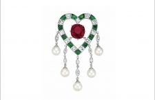 The duPont Ruby, spilla con rubino birmano di 11,20 carati circondato da una forma a cuore con smeraldi, diamanti e perle naturali