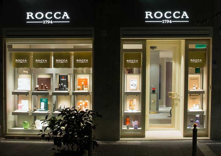 Due delle quattro vetrine della gioielleria Rocca a Catania