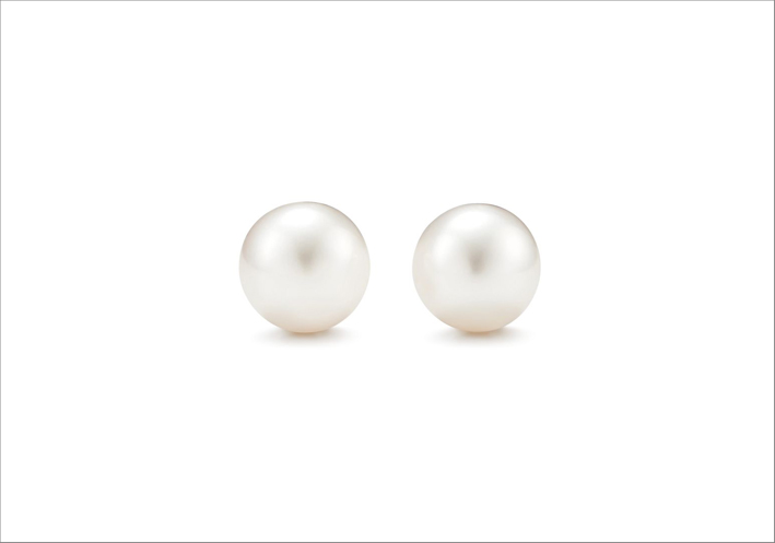 Orecchini di perle della Ziegfeld collection, ispirata a al leggendario Teatro di New York. Prezzo: 320 euro