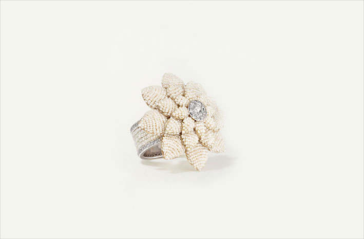 Anello in oro bianco 18 carati, perle e diamanti