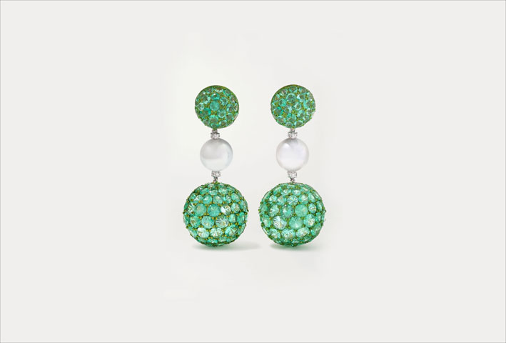 Orecchini con smeraldi colombiani, perle Akoya