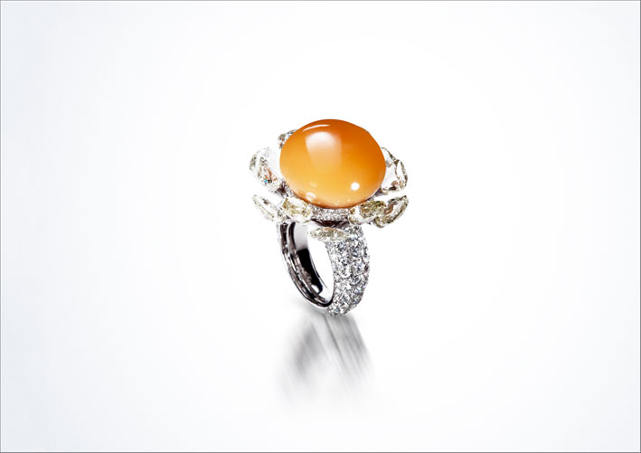 Anello con diamanti e perla naturale orange