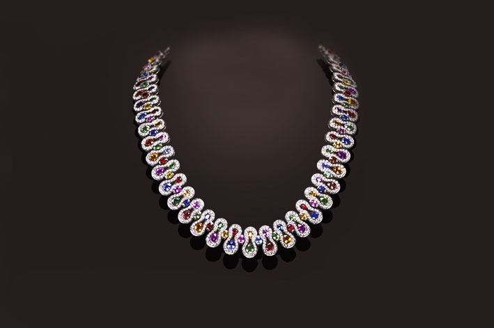 Collana della collezione Wave in oro bianco, diamanti e zaffiri multicolori