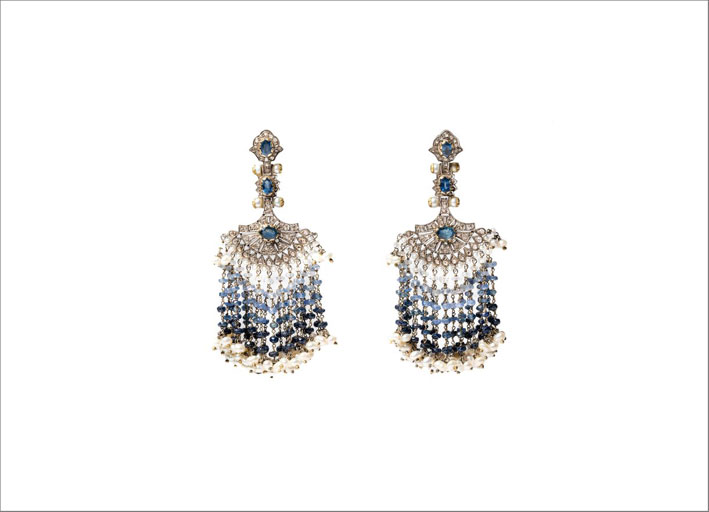 Orecchini chandelier con diamanti, perle, zaffiri blu