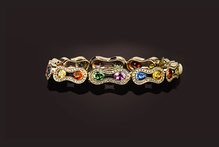 Bracciale della collezione Wave in oro giallo, diamanti e zaffiri multicolori