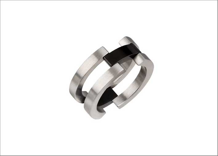 Breil, anello in acciaio satinato con elemento Ip black lucido