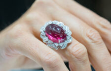 Anello con rubellite cabochon di 17,98 carati. e diamanti. Copyright: gioiellis.com