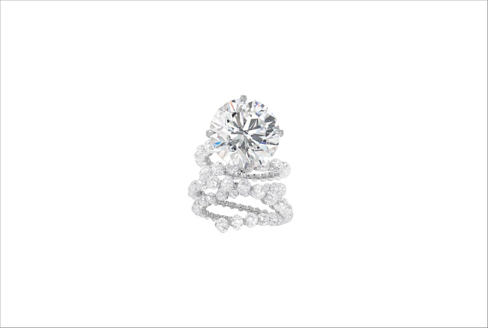 Fountain ring, anello ispirato a un getto d'acqua, con diamante da 22,08 carati
