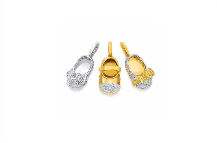 Ciondoli a forma di scarpe da bimbo in oro e diamanti