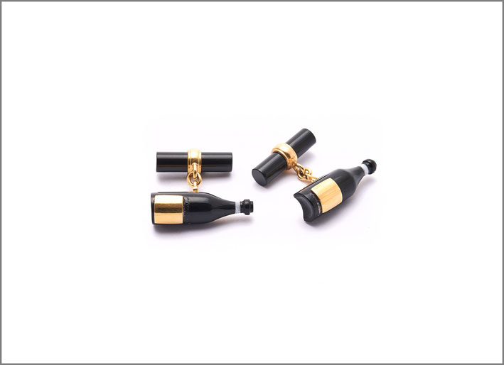 Bottle of wine in onyx label in 18k Yellow gold with personalisation option and onyx toggle