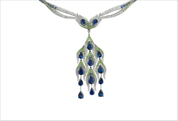 Collier ispirato alle piume di pavone con diamanti, zaffiri, tsavoriti