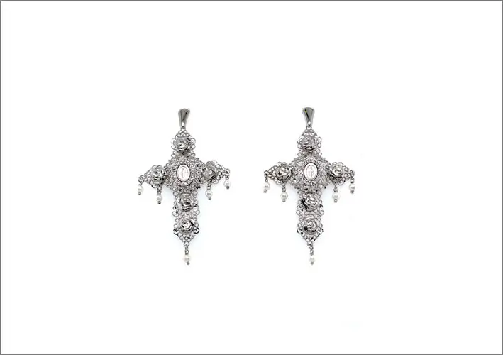 Orecchini croce traforati in argento con perle o cubic zirconia 