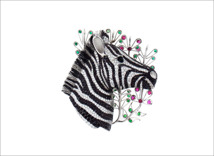 Spilla in palladio a forma di zebra con diamanti bianchi e neri, tsavoriti, smeraldi, rubini. Vincitrice di uno Spectrum Awards