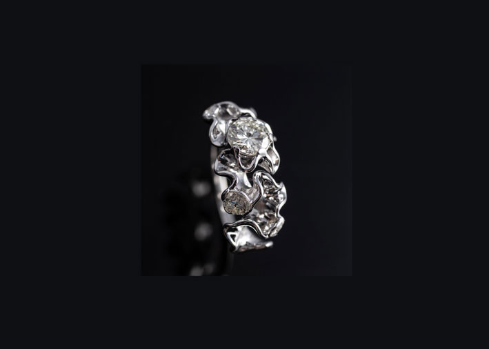 Anello con diamanti sintetici e oro bianco 14 carati