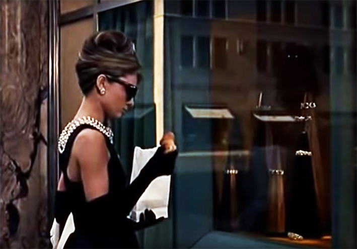 Audrey Hepburn davanti alle vetrine di Tiffany, a New York
