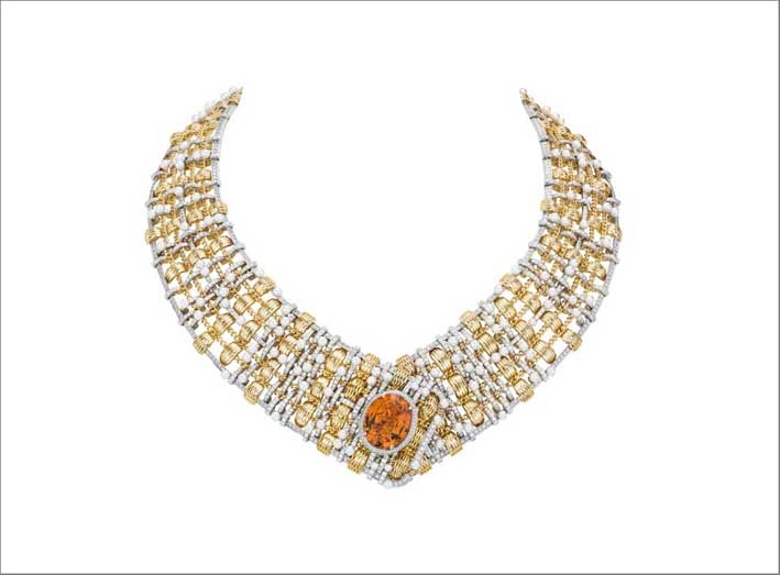 Collana della colelzione Tweed di Chanel, in platino, oro bianco e oro giallo. Al centro è un ovale di topazio imperiale arancione