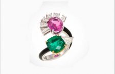 Nikos Koulis, anello Toi & Moi in oro bianco e smalto nero con zaffiro rosa, smeraldo colombiano, diamanti