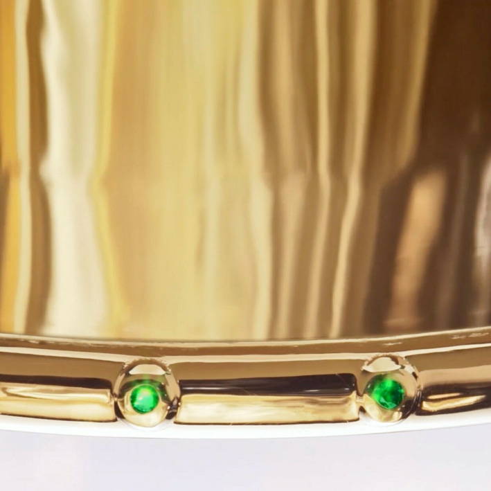 Dettaglio del bordo inferiore della coppa con gli smeraldi