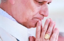Papa Leone XIV con l'anello piscatorio