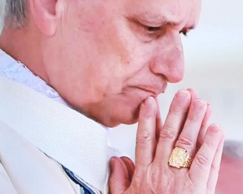 Papa Leone XIV con l'anello piscatorio