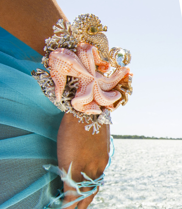 Bracciale in o Bracciale in oro bianco e rosa, corallo, acquamarina, diamanti, taglio brillante. Pezzo unico