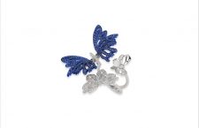 Anello in oro bianco con farfalle in diamanti e zaffiri. Le ali sono en tremblant, cioè leggermente mobili