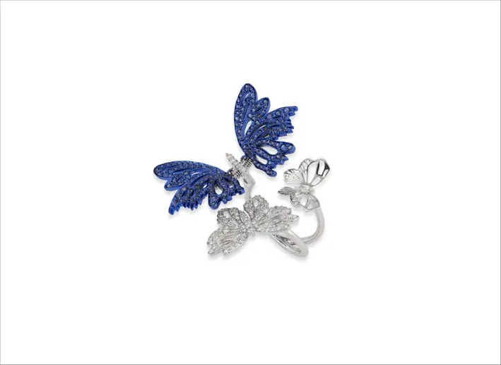 Anello in oro bianco con farfalle in diamanti e zaffiri. Le ali sono en tremblant, cioè leggermente mobili