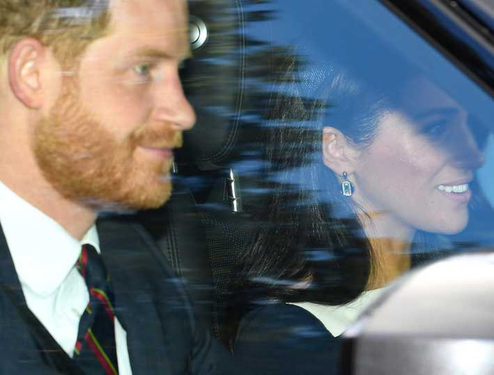 Il principe Harry con Meghan Markle che indossa gli orecchini di V by Laura Vann