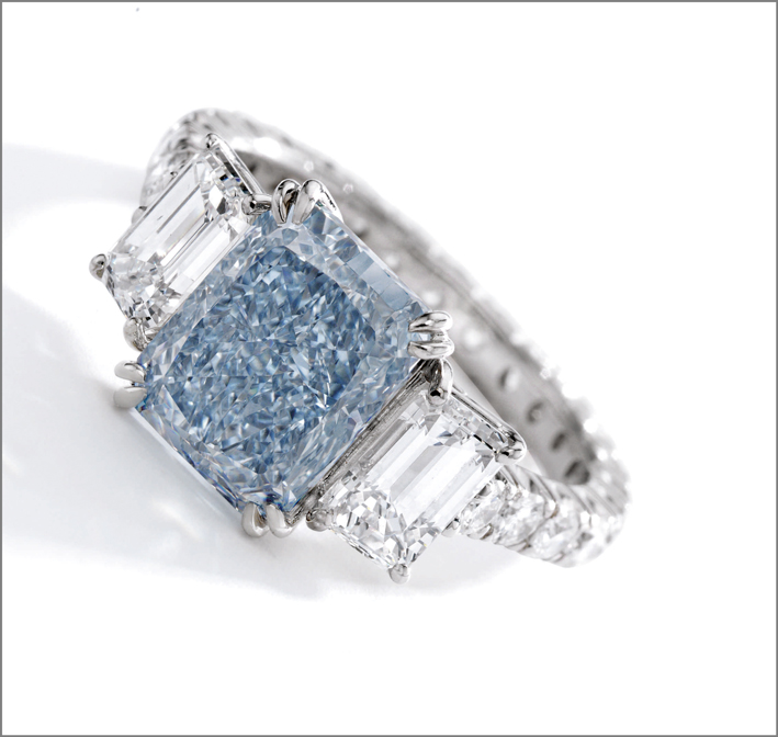 Anello con diamante blu intenso da 3,67 carati
