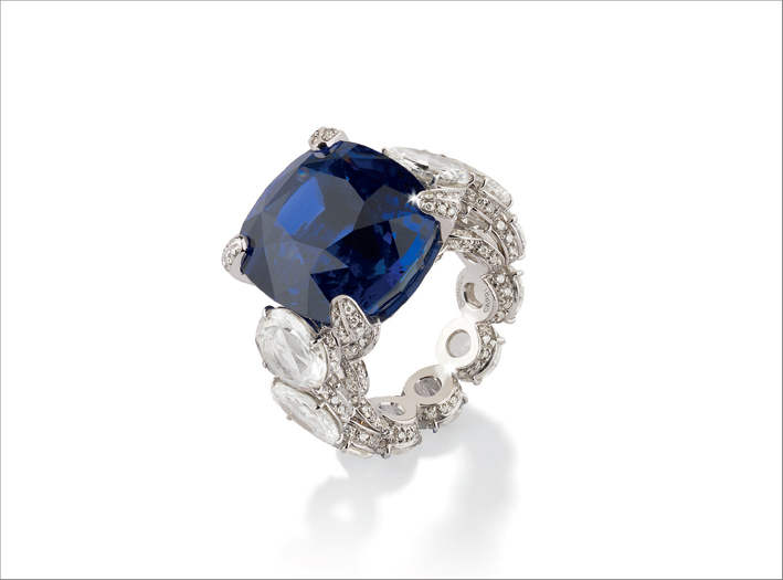 Anello Grotta Azzurra in oro bianco, diamanti (12,42 ct) e uno zaffiro blu di 34,38 carati