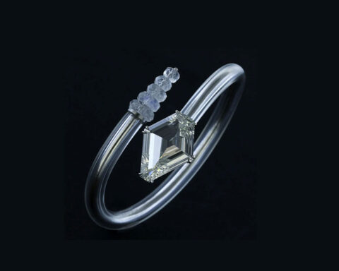 Bracciale in platino con diamanti, pietra luna e gomma flessibile