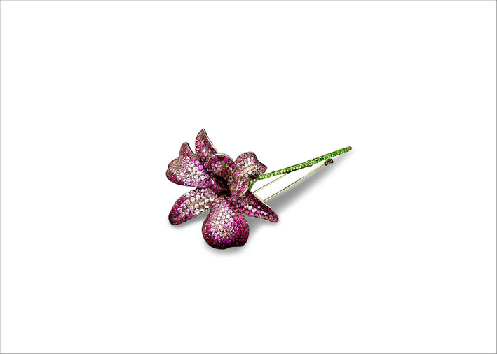 Spilla a forma di fiore con zaffiri rosa, rubini e granati verdi