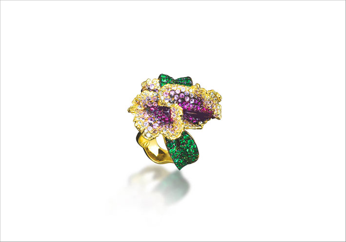Anello orchidea in oro con zaffiri, ametista, granati verdi, diamanti