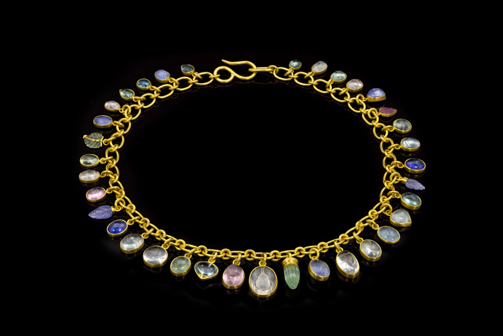 Collana in oro 22 carati con smeraldo, cristallo di rocca, tormalina, acquamarina, tanzanite, morganite, dumorterite, peridoto
