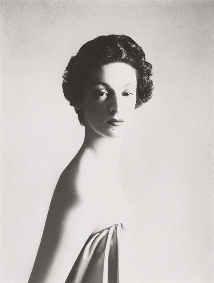 Marella Agnelli nel celebre ritratto di Richard Avedon