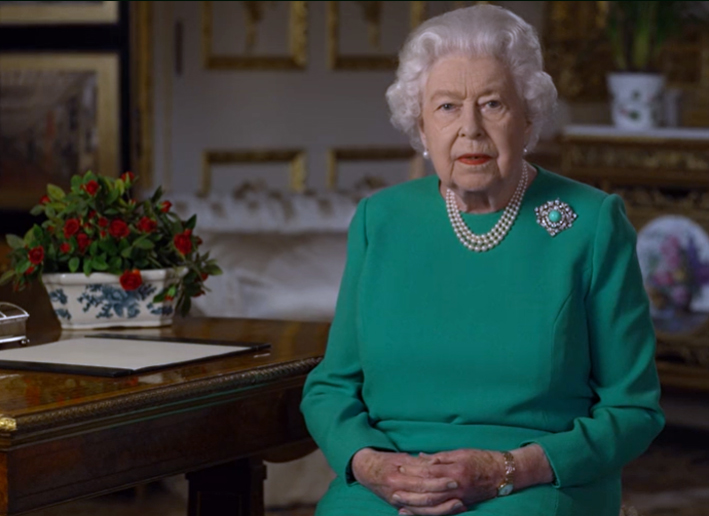 La regina Elisabetta indossa una collana con tre fili di perle e una spilla con diamanti e turchese