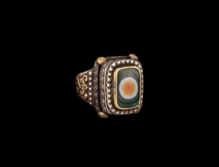 Antico anello afgano con oro indiano, agata tricolore perline in vetro