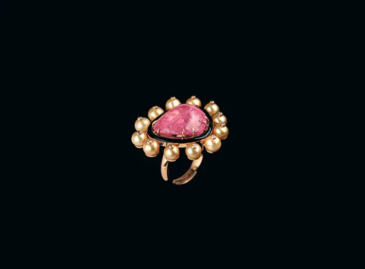 Anello con zaffiro rosa cabochon, perle e diamanti