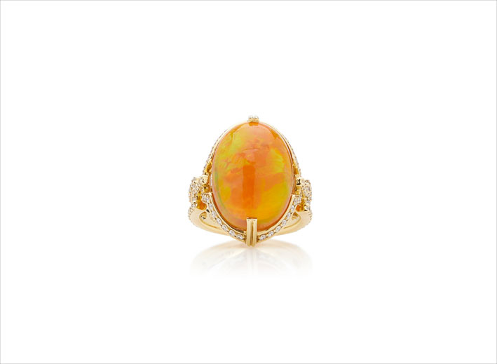 Anello in oro giallo con opale arancio e diamanti