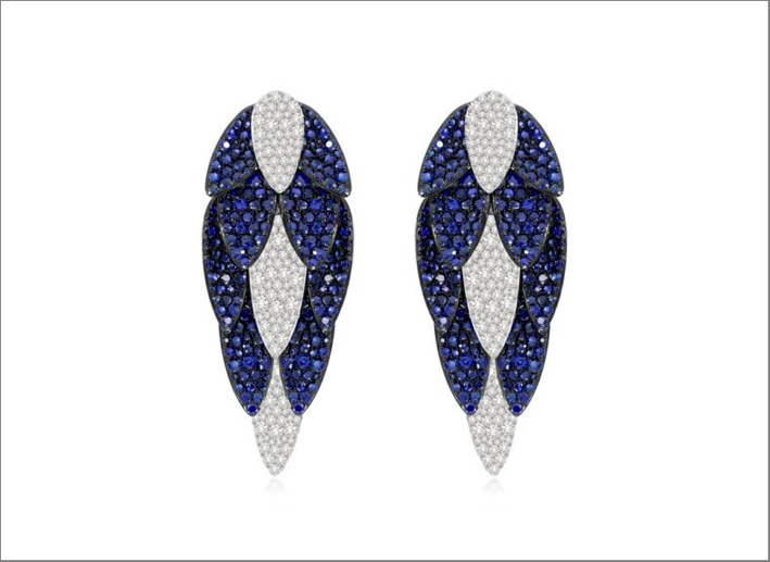 Orecchini della collezione Kashmir in oro bianco, diamanti, zaffiri blu