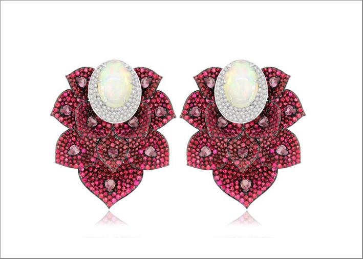 Anello della collezione Kashmir in oro bianco e giallo, diamanti, rubini,  opale bianco e zaffiri rosa