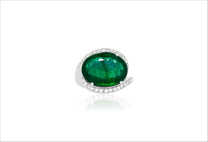 Anello con smeraldo di 7,70 carati e diamanti