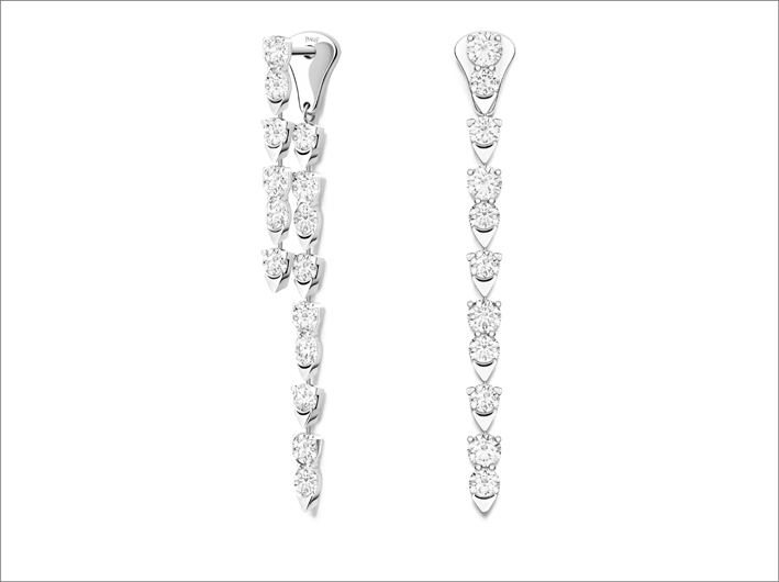 Orecchini in oro bianco 18K, 2 catenelle su ciascun orecchino con diamanti, 3 modi di indossare gli orecchini: solo le borchie, con catenella con diamanti o uno e uno in modo asimmetrico. Totale di 30 diamanti taglio brillante (circa 2,73 carati)